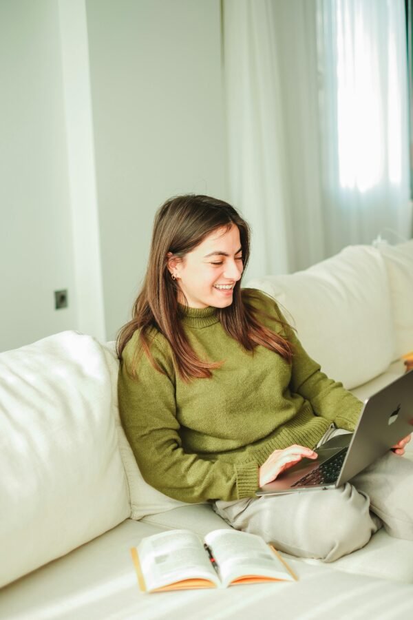 imágenes de personas viendo un pdf